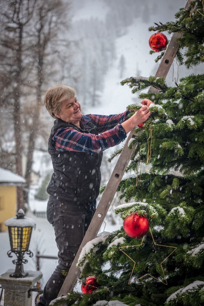 Parkhotel Margna Sils Weihnachtsbaum schmücken