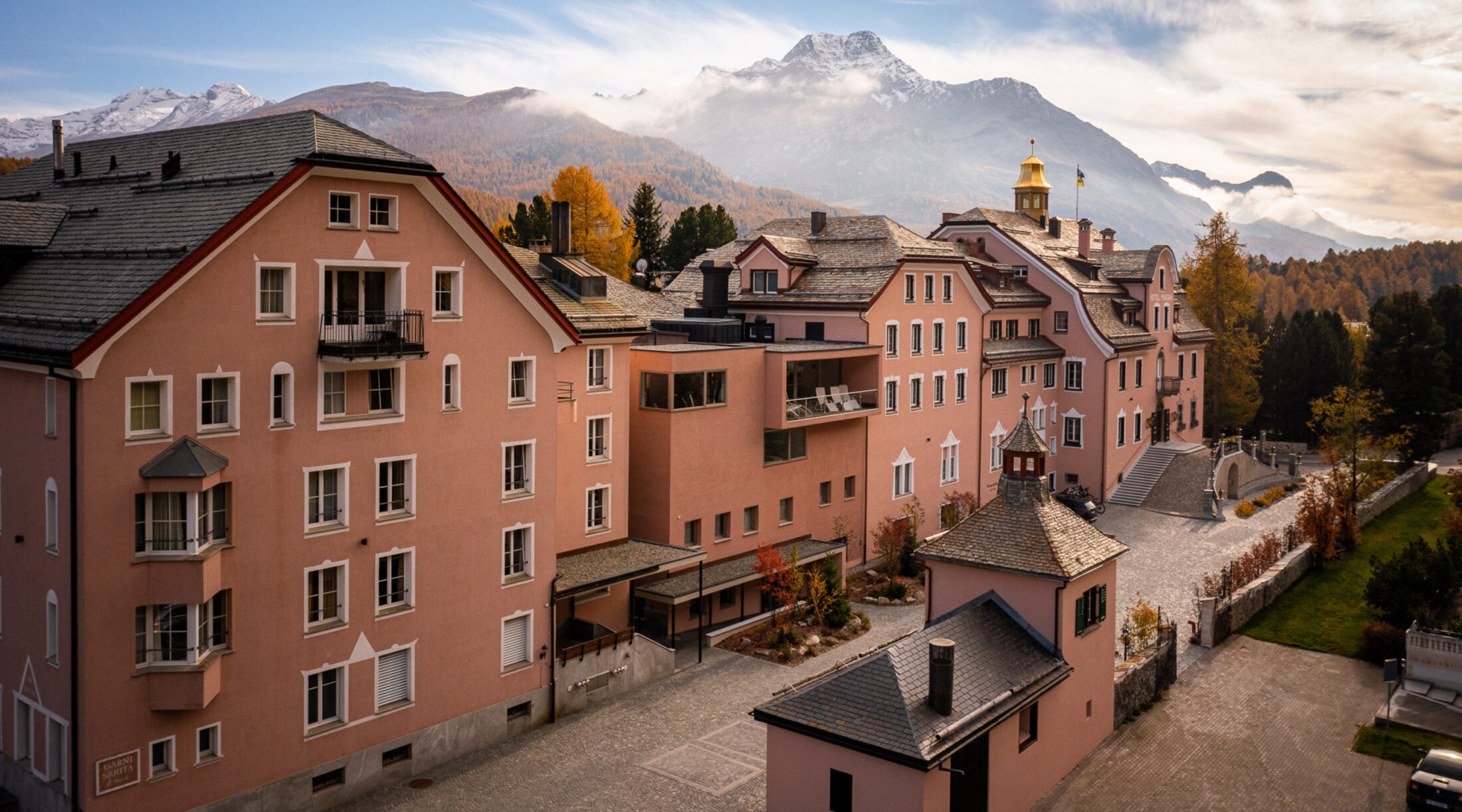 Parkhotel Margna Aussenansicht im Herbst